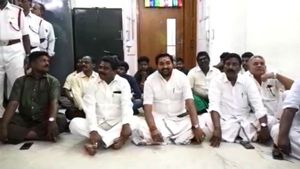  புதுச்சேரி முதல்வர் முன்பு அதிமுக எம்எல்ஏக்கள் போராட்டம் நடத்தினர்