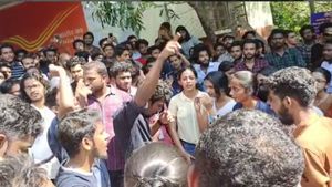 புதுவையிலும் வெடித்தது போராட்டம்.. மாணவர்கள் ஸ்டிரைக்...  ஜனாதிபதி வரும் நேரத்தில் டென்ஷன்! 