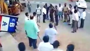 நடு ரோட்டில் வைத்து போலீசை தாக்கிய பார் ஓனர்.. ஆக்கிரமிப்பை அகற்றியதால் ஆத்திரம்! 