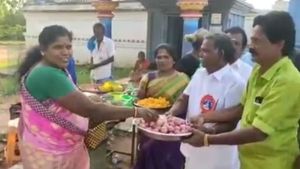 வெங்காயம் கொடுத்து ரஜினி பிறந்தநாள் கொண்டாட்டம்... வித்தியாசமாக யோசித்த ரசிகர்கள்! 
