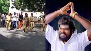 சினிமா ஹீரோ போல் வந்த புதுவை ரவுடி.. தர்பார் பாடலுடன் டிக் டாக் வீடியோ! 