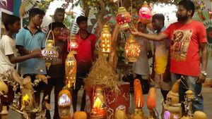 சுரைக்காய் குடுவையில் கிறிஸ்துமஸ் குடில்.. தேங்காய் நாரில் இயேசு.. அரசுப் பள்ளி மாணவர்கள் அசத்தல்! 