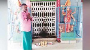 வீட்டில் 6 பேர்.. ஆளுக்கு ஒரு கிப்ட்... மாரியம்மன் கோவிலுக்கு ஓடிய பச்சமுத்து.. அரியலூரில் பரபரப்பு 