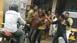 காலை உடைத்து.. ஆணுறுப்பில் தீ வைத்து.. சாதாரண செல்போனுக்காக.. கேரளாவில் பதற வைக்கும் ஷாக் சம்பவம்! 