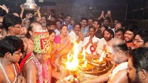 தீபத் திருவிழா... அரசியல் வி.ஐ.பி.க்களுக்கு ராஜமரியாதை தந்த அறநிலையத்துறை 