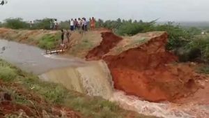 58ம் கால்வாயில் திடீர் உடைப்பு.. விவசாய நிலங்களுக்குள் தண்ணீர்.. விவசாயிகள் வேதனை!