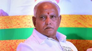 இதுதான் வேலைக்கு வர்ற நேரமா.. ராஜினாமா செஞ்சுட்டு போங்க.. அதிகாரிகளுக்கு செம்ம டோஸ் விட்ட எடியூரப்பா