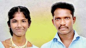 பவித்ரா இல்லாமல் வாழ முடியாது.. சுடுகாட்டில் மனைவியை புதைத்துவிட்டு.. தூக்கில் தொங்கிய கணவன்! 