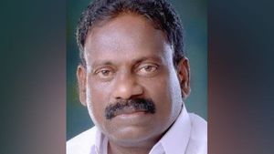நாராயணசாமி மீது 100 கோடி ரூபாய் ஊழல் புகார்.. ஆதாரத்தை கிரண்பேடியிடம் ஒப்படைத்த காங். எம்எல்ஏ! 