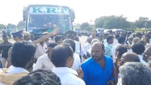 முடிவுகளை அறிவிப்பதில் குளறுபடி... வீதிக்கு வந்து போராடிய திமுகவினர் 