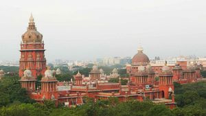 நாகை அருகே கிராமத்தை விட்டு ஒதுக்கிவைக்கப்பட்ட 13 பேர்.. கலெக்டருக்கு ஹைகோர்ட் நோட்டீஸ் 