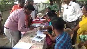 மாப்ளே.. நான் ரெடி.. நீ ரெடியா.. ஜல்லிக்கட்டு டோக்கன் வாங்கிவிட்டு கண் சிமிட்டும் காளைகள்! 