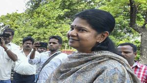 வேண்டும் வேண்டும் நியாயம் வேண்டும்.. கோவில்பட்டியில் எம்பி கனிமொழி சாலை மறியல் 