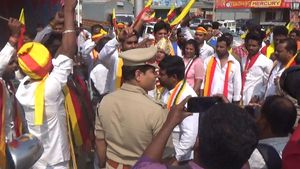 மஞ்ச கொடியை கட்டிகிட்டு, ஆரவாரமாக வந்த கன்னட அமைப்பினர்.. தடுத்து நிறுத்திய தமிழக போலீஸ்.. பரபரப்பு