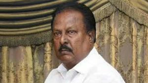 கூட்ட நெரிசலில் தடுமாறிய கருப்பசாமி பாண்டியன்... தாங்கிப்பிடித்த ஓ.பி.எஸ். 