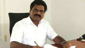 துக்ளக் விழாவில் ரஜினி அப்படி பேசியிருக்கக் கூடாது... கொங்கு ஈஸ்வரன் எதிர்ப்பு 
