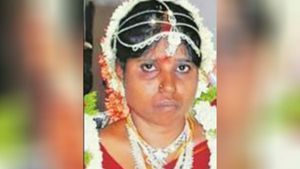  வயிற்றில் ஒரு குழந்தை.. கையில் ஒன்று.. சாலையை கடக்க  முயன்ற கர்ப்பிணி.. மூவரும் பரிதாப பலி!