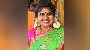 கலர்புல் டிரஸ்.. கலக்கல் ஹேர்ஸ்டைல்.. எல்லாம் சரி... அதிரடி அரசியலுக்கு சரிபட்டு வருவாரா மஹாலட்சுமி