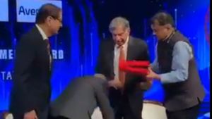 மும்பை விழாவில் நெகிழ்ச்சி.. ரத்தன் டாடாவின் காலில் விழுந்த இன்போசிஸ் நாராயணமூர்த்தி! 