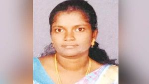 ஹெல்மட் கழண்டு விழ.. தலையில் ரத்தம் வழிந்தபடியே உயிரைவிட்ட நர்ஸ் ஸ்டெல்லா.. தக்கலை சோகம் 