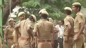 சோழவரம் அருகே வாக்கு எண்ணும் மையம் முகவர்கள் மீது போலீஸ் தடியடி 