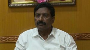 முதலமைச்சர் நாராயணசாமியே பதவி விலகுங்கள்... இல்லாட்டி மெஜாரிட்டியை நிரூபியுங்க.. அதிமுக! 