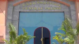 புதுசா மொபைல் வாங்க போறீங்களா.. அப்போ உடனே புதுச்சேரி ஜெயிலுக்கு போங்க! 