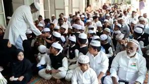 முதன்முறையாக பள்ளி வாசல்களில் தேசிய கொடி.. அனைவரும் இந்தியர்கள்.. உறுதிமொழியேற்ற இஸ்லாமியர்கள்! 