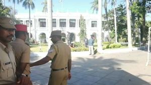 புதுச்சேரி ஆளுநர் மாளிகைக்கு வெடிகுண்டு மிரட்டல்.. குடியரசுத் தினத்தை சீர்குலைக்க சதியா? 
