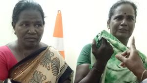 துணிகளுக்குள் மறைத்து.. குவார்ட்டரை கடத்திய 2 பெண் குருவிகள்.. மடக்கிய போலீஸ் 