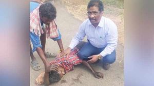 வாயில நுரை துள்ளுது.. நடுரோட்டில் வலிப்பு... எப்படிங்க பார்த்துட்டு பேசாம போறது.. சபாஷ் டாக்டர்! 