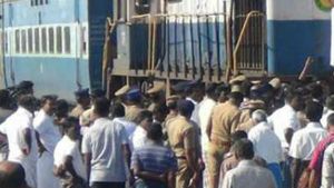திருப்பூர்.. முஸ்லீம் அமைப்பை சேர்ந்த 300க்கும் மேற்பட்டோர் ரயில் மறியல்.. போலீசுடன் தள்ளுமுள்ளு 