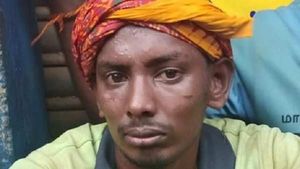அலங்காநல்லூர் ஜல்லிக்கட்டில் 16 காளைகளை அடக்கிய ரஞ்சித்துக்கு கார் பரிசை வழங்கிய முதல்வர் 