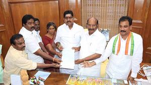 எங்க எம்எல்ஏவை தகுதி நீக்கம் செய்யுங்க.. அரசு கொறடா கோரிக்கை.. புதுவையில் பரபரப்பு 