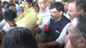 ஏர்போர்ட்டில் இறங்கியதுமே.. கர்நாடக போலீஸ் எங்கேயோ கொண்டு சென்றனர்.. சஞ்சய் ராவத் பரபர குற்றச்சாட்டு