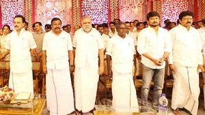 மு.க.ஸ்டாலின் புகழ் பாடிய சசிகலா தம்பி... தஞ்சை திருமண விழாவில் திவாகரன் பேச்சு 