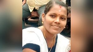கணவருடன் பைக்கில் வந்த கமலி டீச்சர்.. எதிர்பாராமல் நடந்த விபத்து.. நிமிடத்தில் நடந்தேறிய சோகம் 
