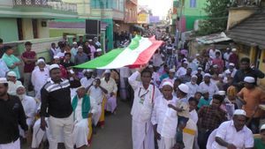 120 அடி நீள தேசியக் கொடி.. உணர்ச்சிகரமாக கையில் ஏந்தி.. துவரங்குறிச்சியில் எஸ்டிபிஐ பேரணி! 