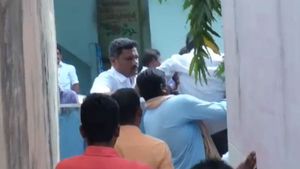 பதவியேற்ற கையோடு சுவர் ஏறி குதித்து தப்பியோடிய கவுன்சிலர்.. காரணத்தை கேட்டா சிரிச்சிடுவீங்க 