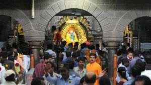ஷீரடி சாய்பாபா கோயில் மூடப்படுகிறதா.. பரபரக்கும் சர்ச்சை.. மறுக்கிறார் கோவில் நிர்வாகி! 