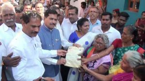 சிஏஏ வுக்கு ஆதரவு கொடுங்க மக்களே.. தொப்புன்னு மக்கள் காலில் விழுந்த மத்திய அமைச்சர்! 