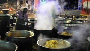 150 ஆடுகள்- 350 கோழிகள்-10,000 பேருக்கு சுடச்சுட பிரியாணி.. வடக்கம்பட்டி முனியாண்டி கோயில் திருவிழா 