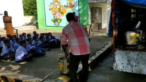 3.30 மணிக்கு மதிய உணவு.. பள்ளி குழந்தைகளை பட்டினி போடும் புதுச்சேரி அரசு! 