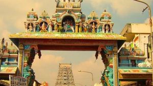 தனுசிலிருந்து மகர ராசிக்கு பிரவேசிக்கும் சனி.. தேதி அறிவித்தது திருநள்ளாறு சனீஸ்வரர் ஆலயம் 