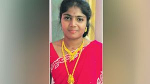 தடுமாறி விழுந்த அதே இடத்தில் மரணம்..  ஜெயலட்சுமி உடலை கட்டிப்பிடித்து அழுத உறவுகள்.. எமனாக வந்த லாரி