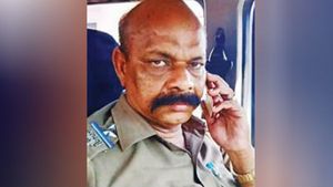 பூத்துக்குள்.. அப்படியே நெஞ்சை பிடித்து கொண்டு விழுந்த சப்-இன்ஸ்பெக்டர்.. பாதுகாப்பு பணியில் சோகம்! 