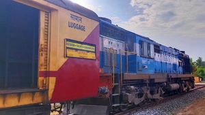 ராமேஸ்வரம்-திருப்பதி ரயில் இன்ஜினில் திடீர் தீ.. பரபரத்த பயணிகள்.. ரயில் இயக்கத்தில் தாமதம் 
