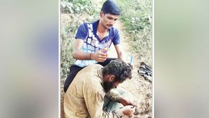 பரட்டை தலை.. அழுக்கு துணியுடன் சுற்றினால்.. பின்னாடியே கத்திரிக்கோலுடன் போகும் ரங்கேஸ்வரன்.. சபாஷ்! 