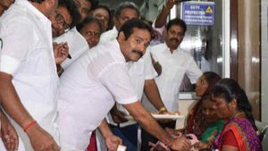  ஜெயலலிதா பிறந்தநாள்.. திருச்சி அரசு மருத்துவமனையில் பிறந்த 22 குழந்தைகளுக்கு தங்க மோதிரம்
