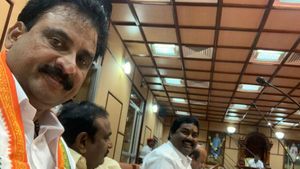 செல்பியால் சிக்கிகொண்ட காங். எம்எல்ஏ ஜான்குமார்.. நடவடிக்கை கோரி அதிமுக போர்க்கொடி! 